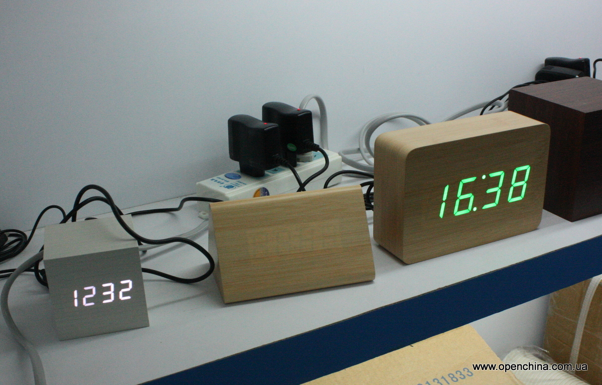 Стильные деревянные настольные часы-будильник со светодиодным дисплеем. Использование дерева стало возможно за счет того, что светодиоды практически не греются
