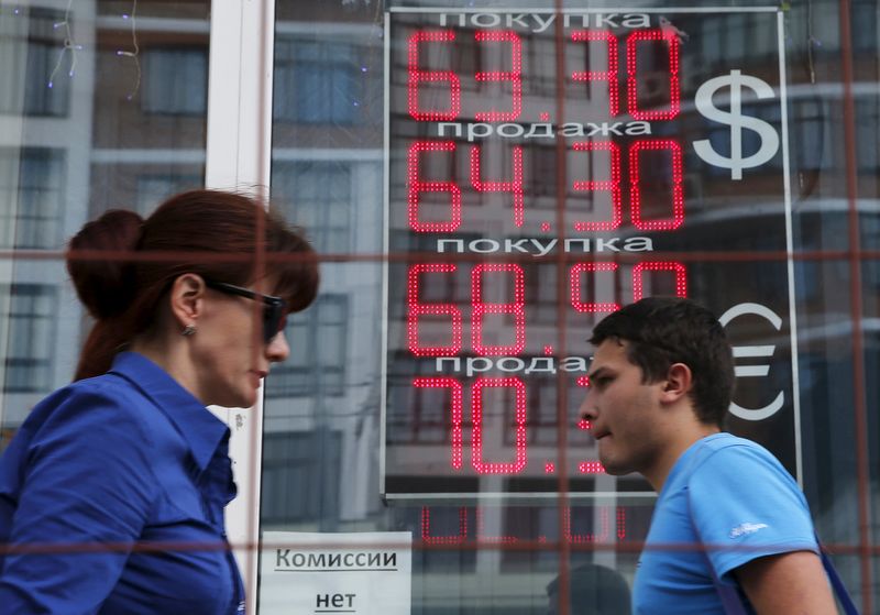 © Reuters. Доллар снова дешевеет к евро 