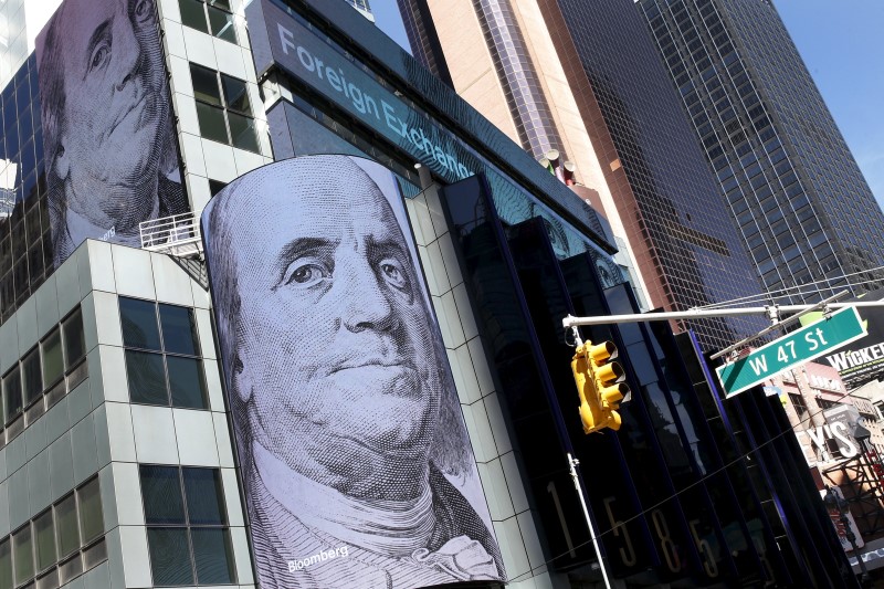 © Reuters. Доллар дешевеет относительно евро, укреплояется к иене
