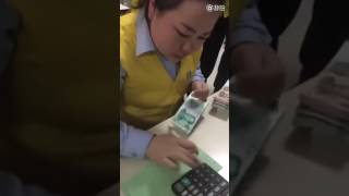 Китайская человекоподобная машина для подсчёта денег