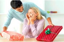 муж дарит подарок жене