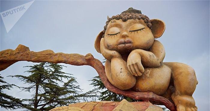 Сказочная фигура женщины-великанши у входа в Мтацминдский парк