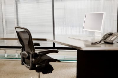 Офисный стул перед компьютерным столом