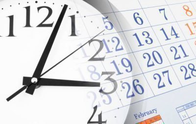 Часы на фоне календаря