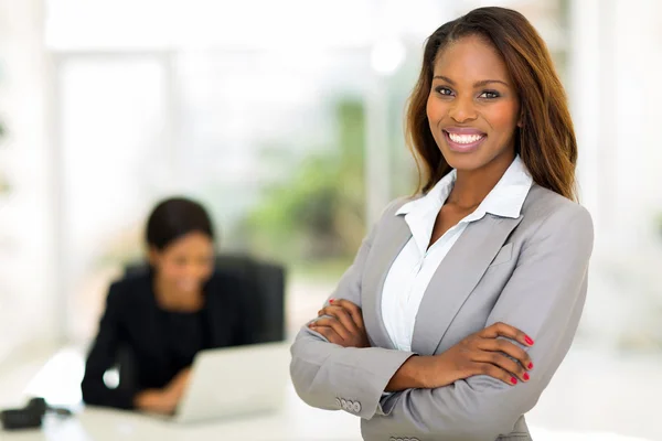 Африканский бизнес женщина в офисе — стоковое фото