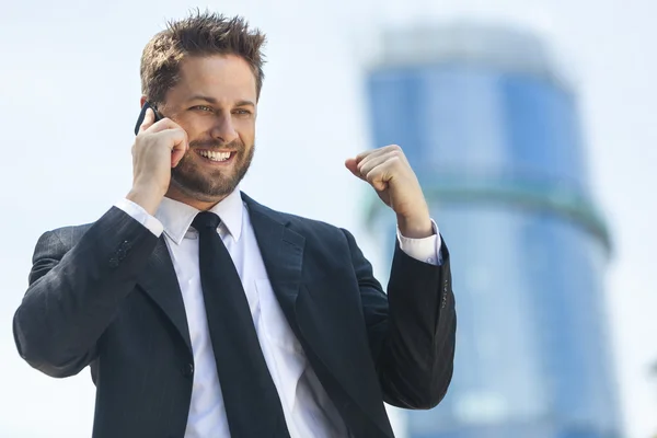 Молодой успешный бизнес человек говорить сотовый телефон — стоковое фото