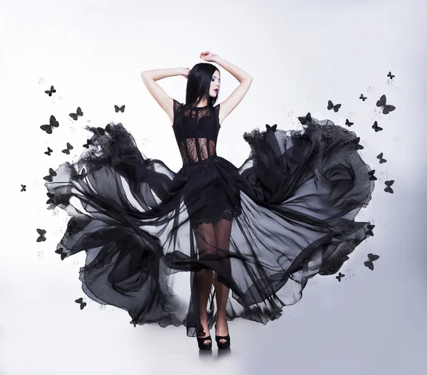 Качели. Чувственный женщина в черном платье с бабочки развевались — стоковое фото