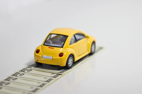 Игрушка автомобилей и деньги — стоковое фото