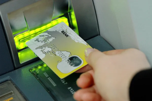 Вставка кредитной карты в банкомате снять деньги — стоковое фото