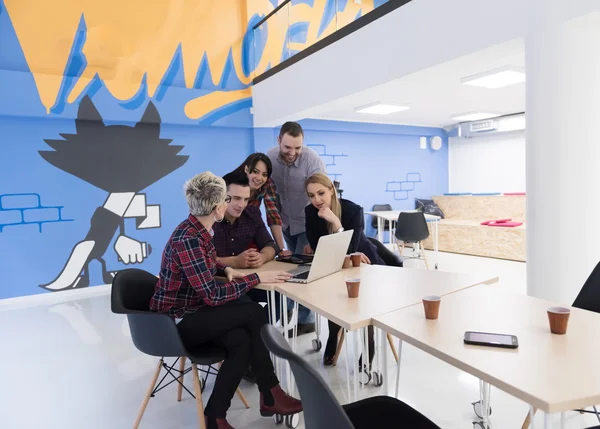 Команда запуска бизнес на встрече в современном офисе — стоковое фото