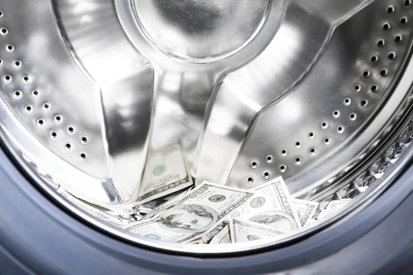 Деньги в стиральной машине, представлении крупным планом — стоковое фото