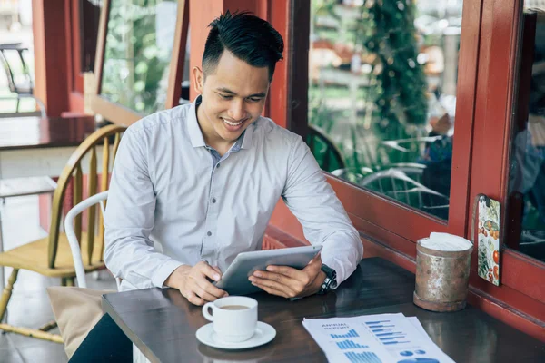 Бизнесмен с планшетом в кафе — стоковое фото