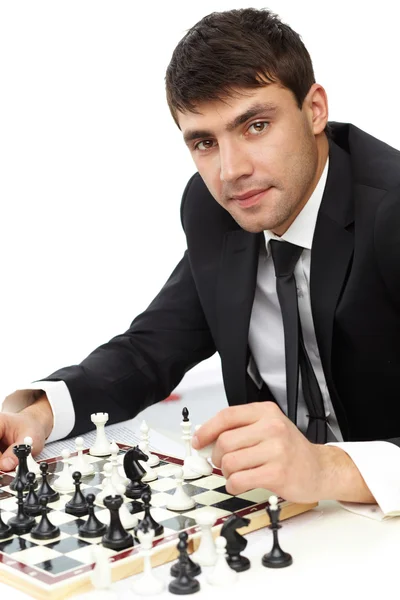 Бизнесмен, играющий в шахматы — стоковое фото