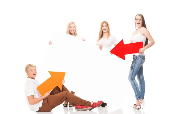 Группа подростков с белым рекламным щитом — стоковое фото
