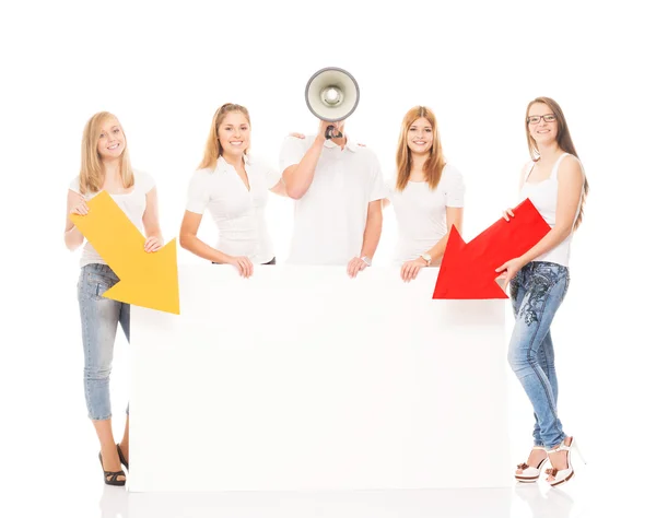 Группа подростков с белым рекламным щитом — стоковое фото