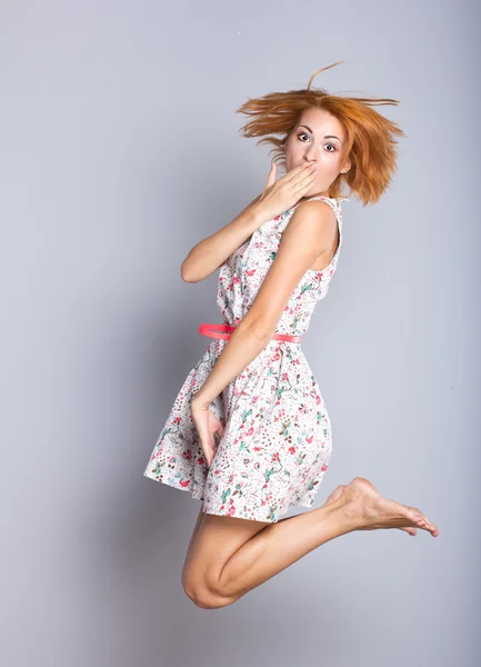Худенькая рыжая девушка в прыжке. Портрет красивой девушки в полный рост. Мода портрет — стоковое фото