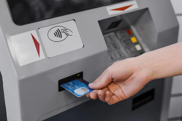 Женщина руку положил кредитной карты в банкомате — стоковое фото