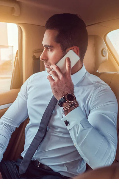 Красивый Стильный Бизнесмен Разговаривает Телефону Сидя Машине — стоковое фото