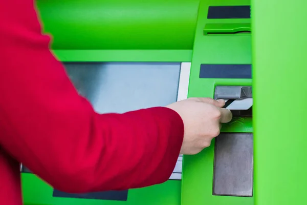 Ввод кредитной карты в банкомате — стоковое фото