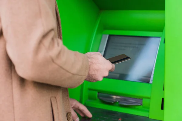 Ввод PIN-кода в банкомате — стоковое фото