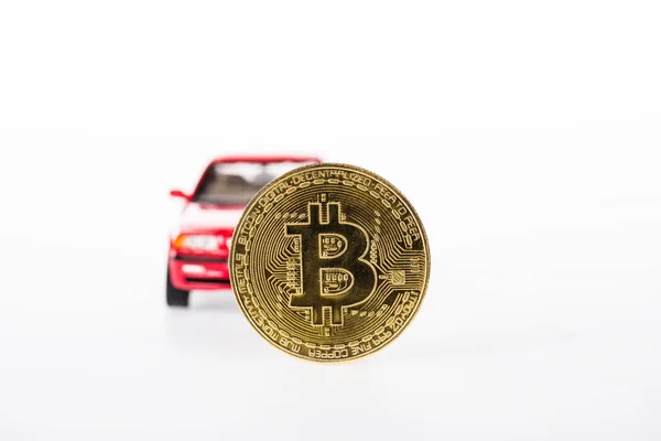 Крупным Планом Вид Bitcoin Красный Автомобиль Изолированные Белом Фоне — стоковое фото
