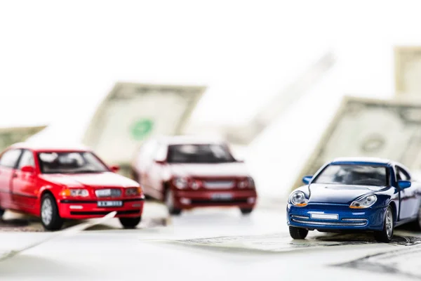 Крупным Планом Вид Небольших Автомобилей Моделей Доллар Банкноты Белом — стоковое фото
