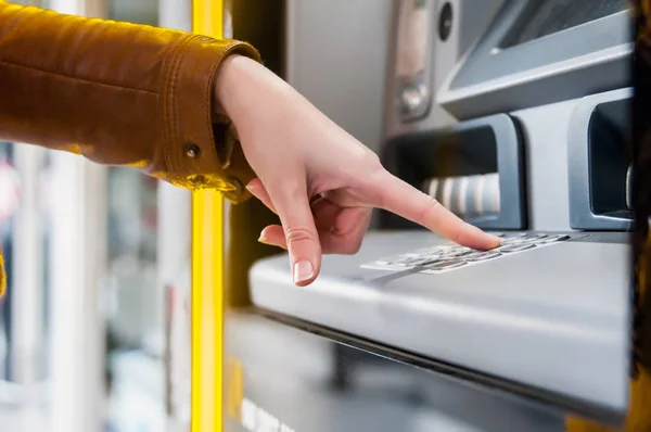 Ручной ввод ПИН-кода в банкомате — стоковое фото