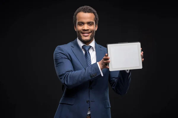 Бизнесмен, используя цифровой планшет — стоковое фото