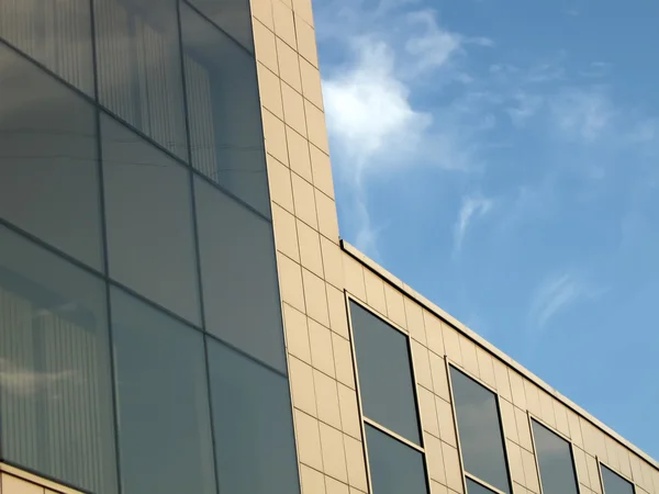 Светоотражающая здание городской бизнес стекла — стоковое фото