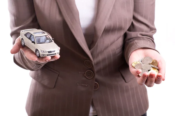 Выбор между автомобилем и деньги — стоковое фото