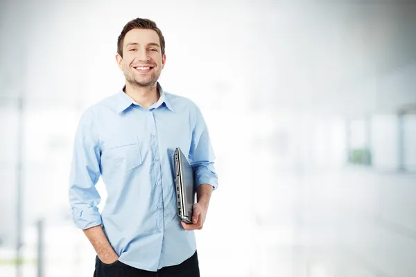 Счастливый бизнесмен улыбается с ноутбуком — стоковое фото