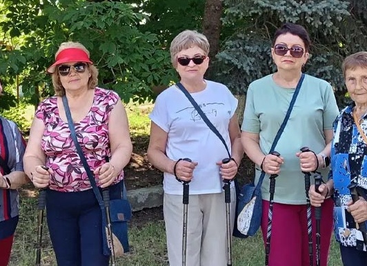 Команда клуба скандинавской ходьбы вышла на прогулку в п.Новая Целина
